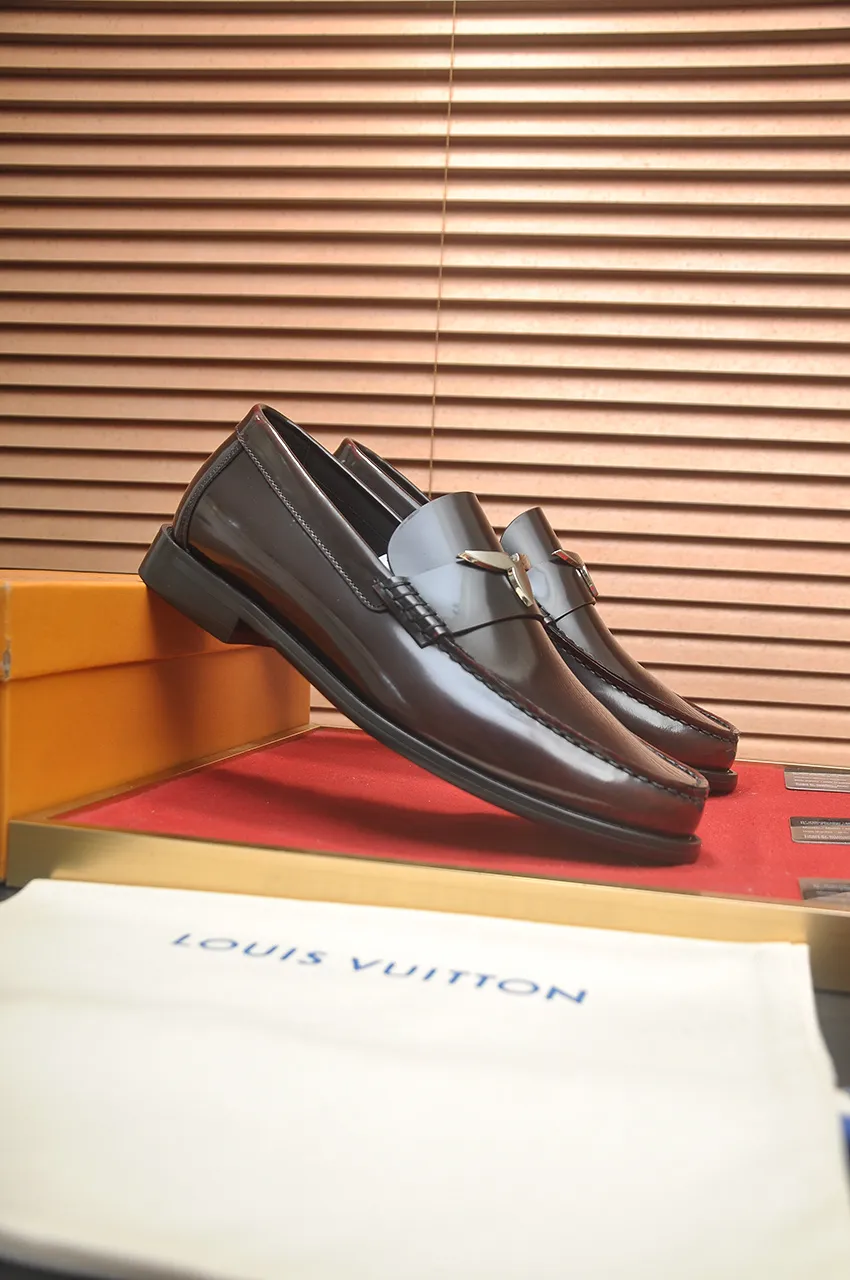 Men's men's shoes 💰560💶 [LV] (original single cowhide lining) 🍀LV's latest genuine leather business suit shoes are launched simultaneously on the official website. The first-layer cowhide imported from Italy is made of heavy gold, 💥1:1 rubber outsole from the official website. Versatile to wear, high-end without losing class, and the color combination is extraordinary. This four-season style is alluring when worn on your feet, showing off your big-name flair. Standard code 38-44 (45 customized)